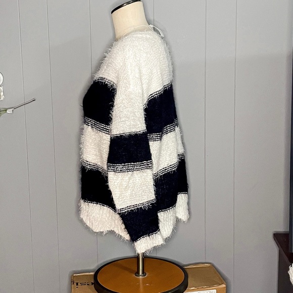 Filly flair blck and white sweater - Picture 2 of 5